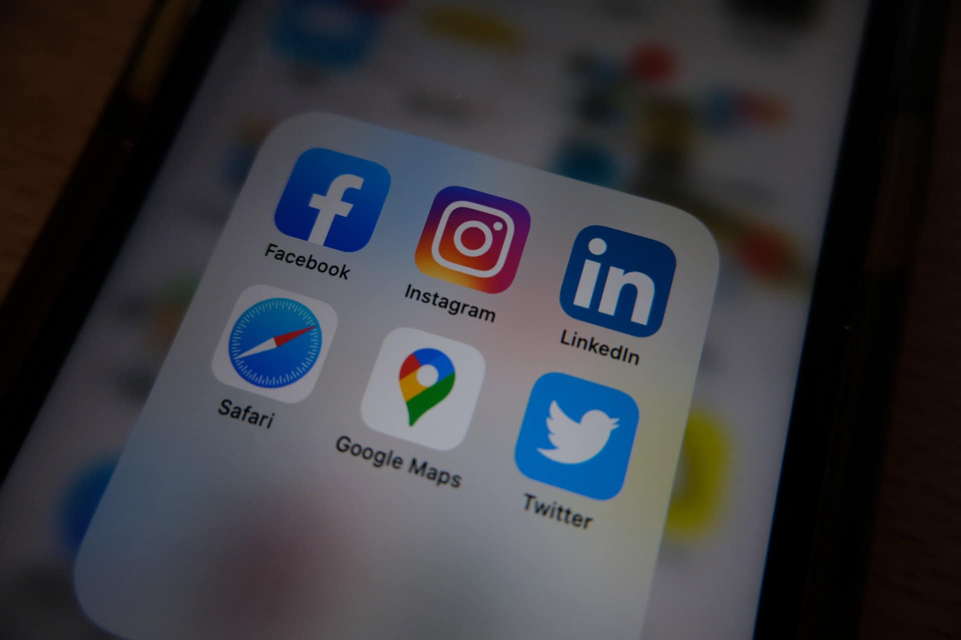 Smartphone screen showing app icons for Facebook, Instagram, LinkedIn, Safari, Google Maps, and Twitter.